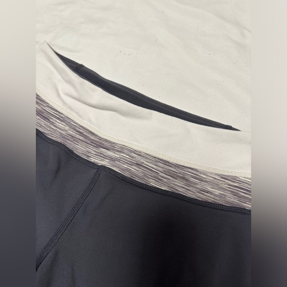 Lululemon Reverse Groove Short - Picture 2 of 6